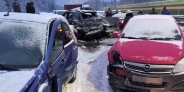 ЧП в России: на трассе столкнулись около 50 автомобилей, есть жертвы. ВИДЕО