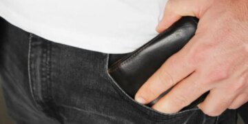 Россияне массово вывозят золото из своей страны «в карманах»