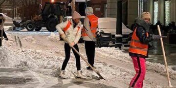 “Кадровый голод”: к уборке улиц Москвы привлекли кубинцев. ФОТО