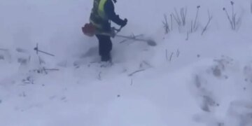 В российском Петербурге начался покос травы под снегом. ВИДЕО
