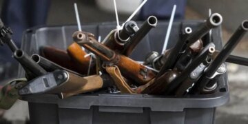 В начале войны украинцам раздавали оружие: в полиции решили – отбирать или нет