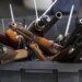 В начале войны украинцам раздавали оружие: в полиции решили – отбирать или нет