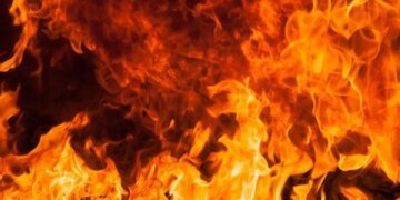 Під росіїським Челябінськом спалахнула потужна пожежа на фабриці. ВІДЕО