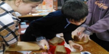 В России школьников заставляют играть в «блокаду Ленинграда» и учиться делить хлеб. ФОТО