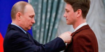 Z-актеры на нервах: путинист, поддержавший войну, вызвал полицию из-за посылки со статуэткой