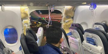 В США пасажирський Боїнг “загубив” частину фюзеляжу після зльоту. ВІДЕО
