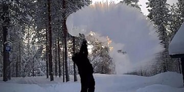 Екстремальний холод у Фінляндії заморожує навіть окріп у повітрі. ВІДЕО