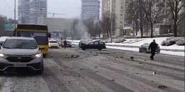 Дорога усіяна уламками: у Києві легковик в’їхав у тролейбус. ВІДЕО