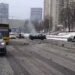 Дорога усіяна уламками: у Києві легковик в’їхав у тролейбус. ВІДЕО