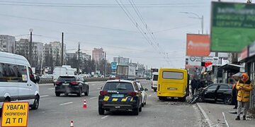У Києві легковик протаранив маршрутку та смертельно травмував пішохода на зупинці