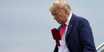 “Хіба що почне бомбардувати Кремль”: дипломат спрогнозував, як Трамп хоче завершити війну