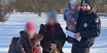 Сморід та купа сміття у будинку: на Сумщині у батьків поліція забрала трьох дітей