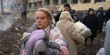 “Кінцева точка дна”: дівчина, яка вижила після обстрілу пологового у Маріуполі, підтримала Путіна