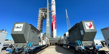 К старту готовится ракета Vulcan Centaur. Она несет первый частный корабль к Луне – фото