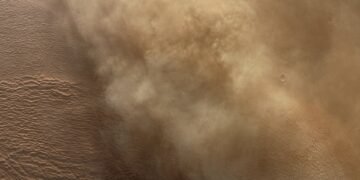 Китайский космический аппарат с орбиты показал пылевую бурю на Марсе – фото