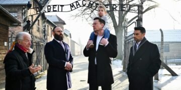 Маск посетил Аушвиц вместе с трехлетним сыном, несмотря на правила – фото