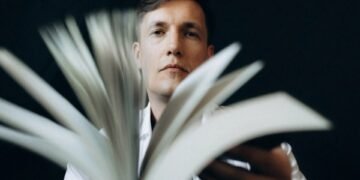 Макс Кидрук уже пишет новый роман об украинцах на Марсе. Стоит ли читать “Колонію”
