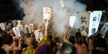 Заснували у восьмому столітті. Японкам вперше дозволили взяти участь у щорічному оголеному фестивалі