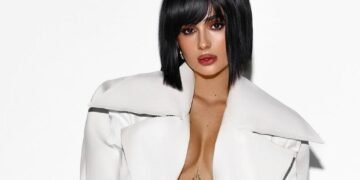 Анна Трінчер у кардинально новому образі з коротким волоссям позувала без бюстгальтера. ФОТО