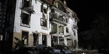 Поліція показала кадри перших хвилин після російського удару по готелю Харкова. ВІДЕО