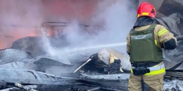 Войска РФ выпустили в понедельник десятки ракет по жилым кварталам украинских городов