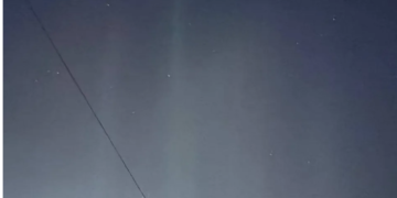 У небі над Києвом помітили загадкові світлові стовпи: що це за явище. ФОТО