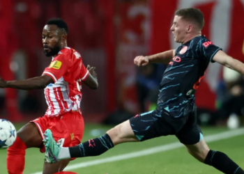 Народився через чотири роки після смерті матері. Півзахисник збірної Габона потрапив у скандал через дивні документи