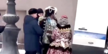 У Петербурзі до автозаку кинули “Петра I” і “Катерину II”. ВІДЕО