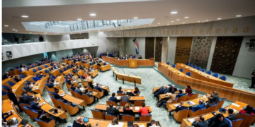 У парламенті Нідерландів виявили підозрілий пакет, на місці працювали вибухотехніки