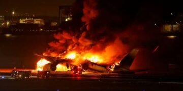У Японії під час посадки загорівся літак з майже 400 пасажирами на борту. ВІДЕО