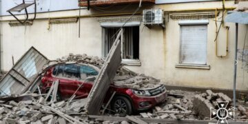 Авиабомба упала на центр Херсона. ВИДЕО последствий