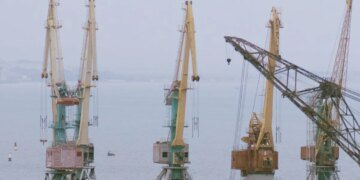 Обломки российского десантного корабля «Новочеркасск» поднимают со дна. ФОТО