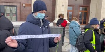 “500 дней с начала мобилизации”: акция с задержанием и арестами проходит в Москве. ВИДЕО