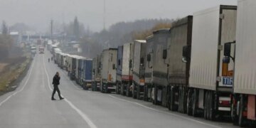 Венгерские фермеры скандируют под украинской границей: что случилось