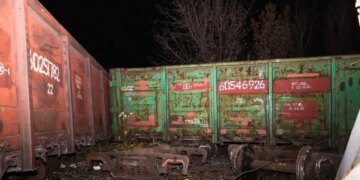 “Царь-поезд” длиной 30 км: на Донбассе оккупанты устроили “колбасу” из вагонов. ФОТО
