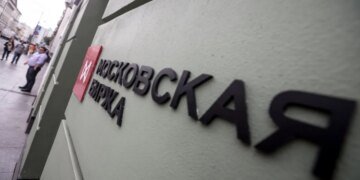В России Мосбиржа остановила торги на фоне массовых проблем с иностранными серверами