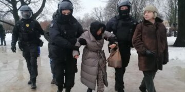 Акции памяти Навального в России проходят с задержаниями. ВИДЕО