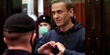 “На трупе Навального могут быть следы насилия”: семье политика отказываются выдавать тело