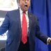Трампа с кроссовками в руках освистали и заулюлюкали: что произошло в Филадельфии. ВИДЕО