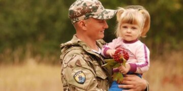 В России опять казус: боец «Азова» «поздравил» с 23 февраля томичей на выставке в детском саду