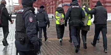 В Москве полиция задержала журналистов на акции жен мобилизованных. ВИДЕО