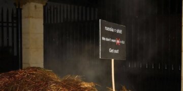 Польские активисты привезли две тонны навоза к резиденции российского посла