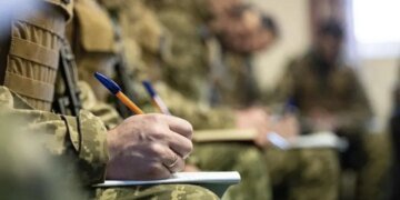 Воевать непригодны: в Киеве военкомы во время войны “списали” офицеров