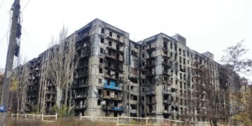 “Отличный вид из окна” на обгоревшие дома: в Мариуполе продают квартиры, из которых украинцы даже вещи не забрали