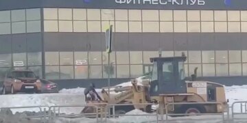 “Так и живут”: в России людей перевозят в ковше трактора через затопленную дорогу. ВИДЕО