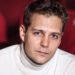 Контракт розірвано: МЗС України та фанати “Білого лотоса” змусили HBO попрощатися з актором Мілошем Биковичем