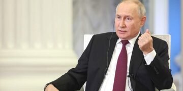 Дві години брехні та марень: дебанкінг “нашумілого” інтерв’ю Путіна Такеру Карлсону