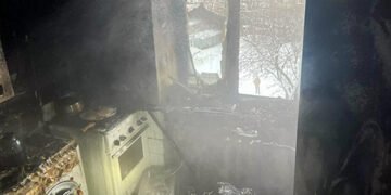 У Києві сталась пожежа в п’ятиповерхівці: жінку та двох дітей госпіталізували. ФОТО