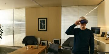 Тим Кук позировал в гарнитуре Apple Vision Pro на обложке Vanity Fair – фото