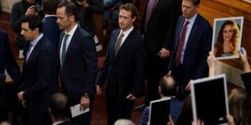 “Ваши руки в крови”. Facebook отмечает 20 лет, оказавшись в центре скандала – что известно